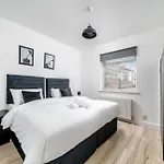 Canning Town 4 Bed Flat Sleeps 7- For Groups, Families And Contractors- With Free Parking