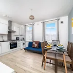 Canning Town 4 Bed Flat Sleeps 7- For Groups, Families And Contractors- With Free Parking