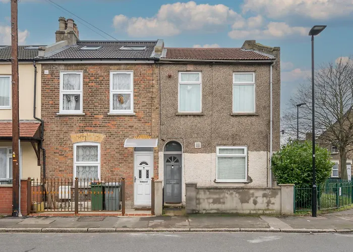Canning Town 4 Bed Flat Sleeps 7- For Groups, Families And Contractors- With Free Parking