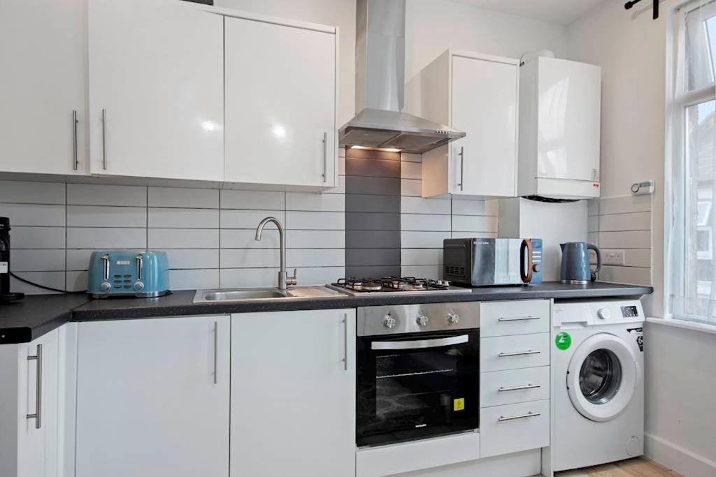 Canning Town 4 Bed Flat Sleeps 7- For Groups, Families And Contractors- With Free Parking Apartamento Londres