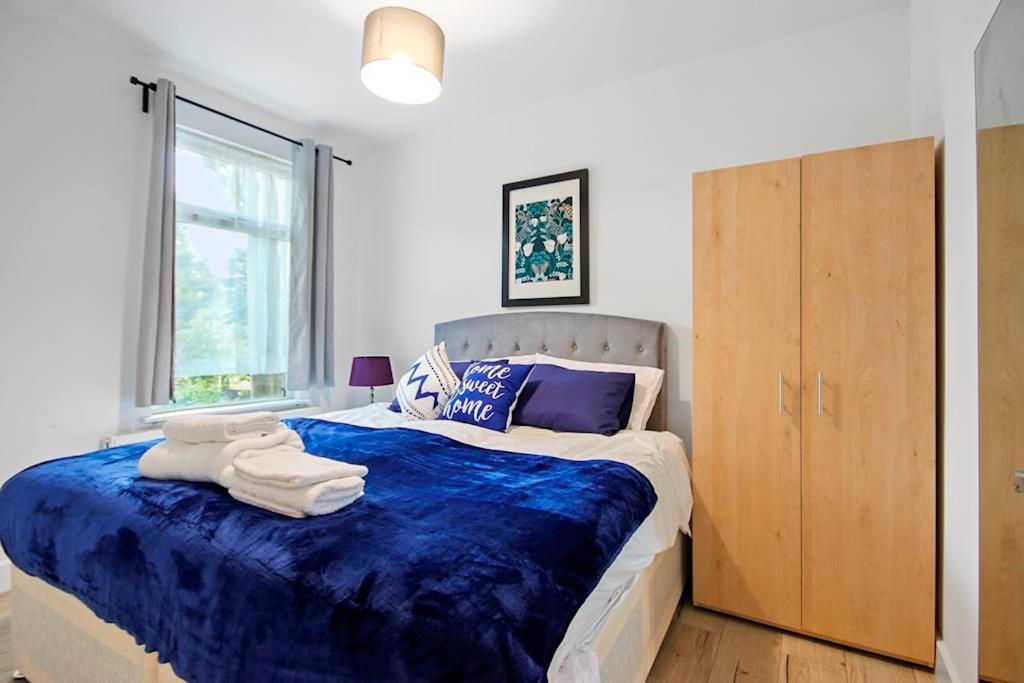 Canning Town 4 Bed Flat Sleeps 7- For Groups, Families And Contractors- With Free Parking * Londres