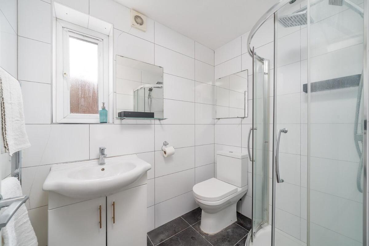 Canning Town 4 Bed Flat Sleeps 7- For Groups, Families And Contractors- With Free Parking Londres