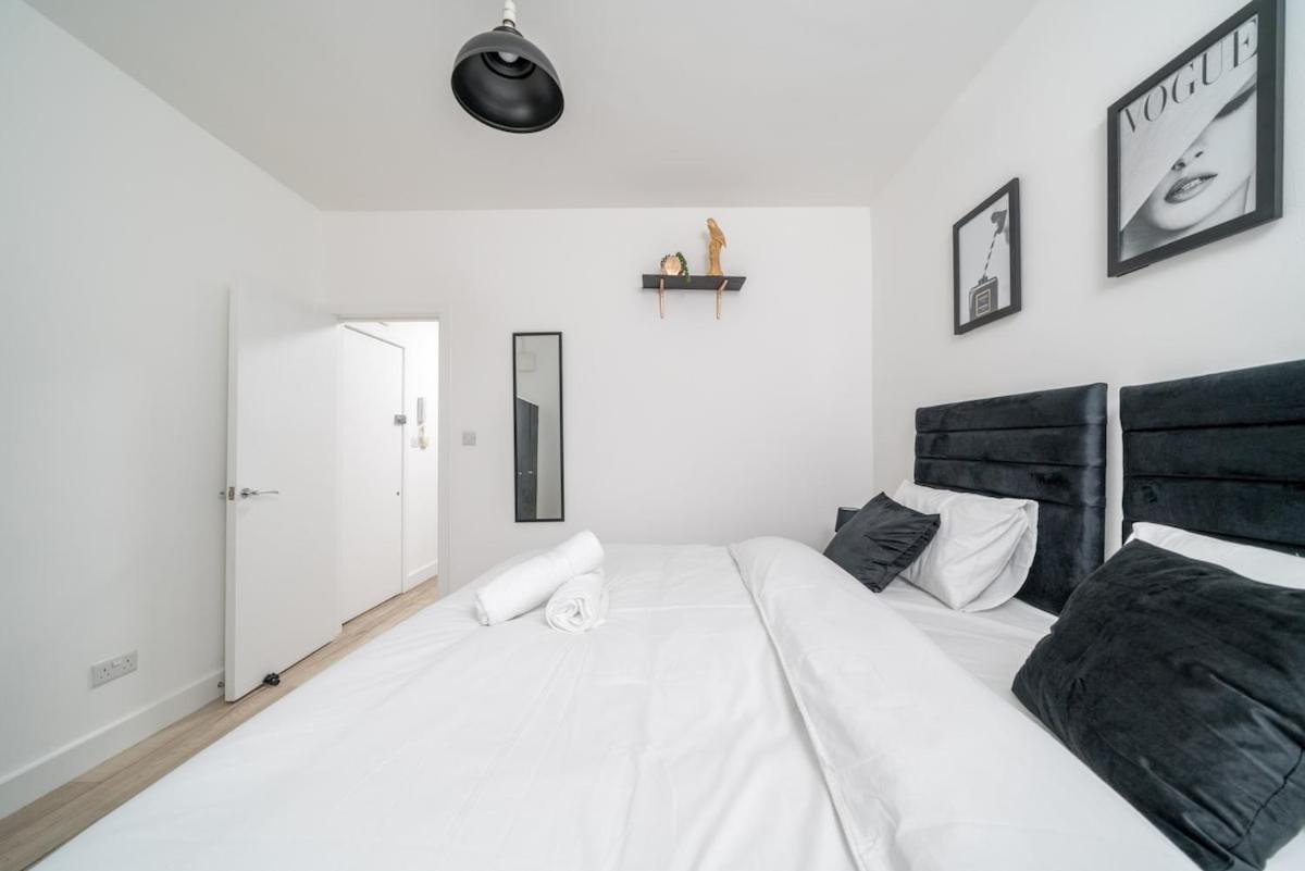 Canning Town 4 Bed Flat Sleeps 7- For Groups, Families And Contractors- With Free Parking *