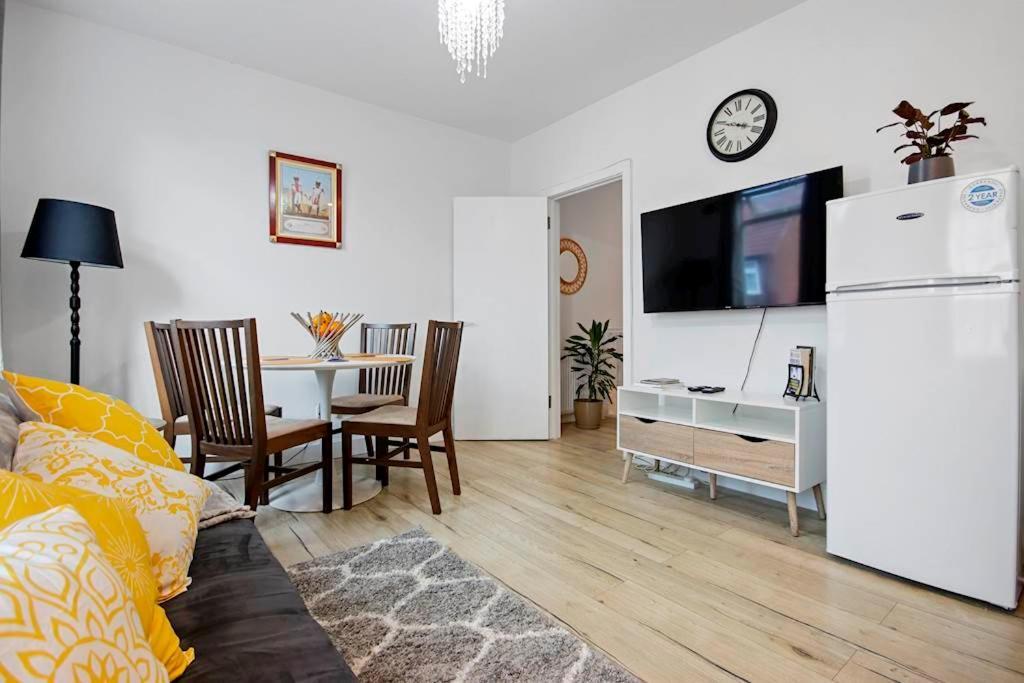 Canning Town 4 Bed Flat Sleeps 7- For Groups, Families And Contractors- With Free Parking Apartamento *