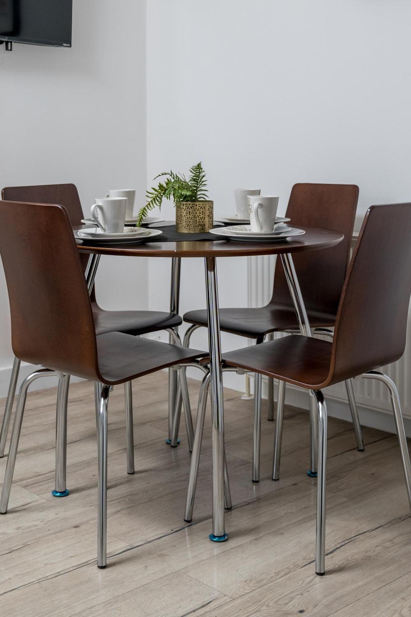 Canning Town 4 Bed Flat Sleeps 7- For Groups, Families And Contractors- With Free Parking * Londres