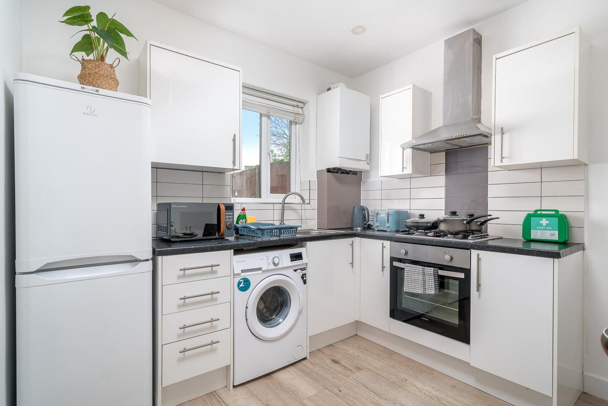 Canning Town 4 Bed Flat Sleeps 7- For Groups, Families And Contractors- With Free Parking