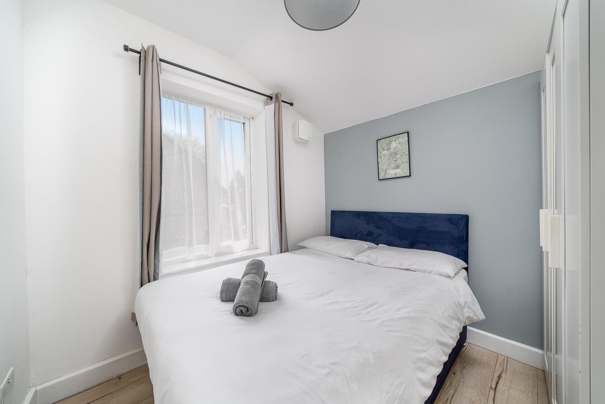 Canning Town 4 Bed Flat Sleeps 7- For Groups, Families And Contractors- With Free Parking