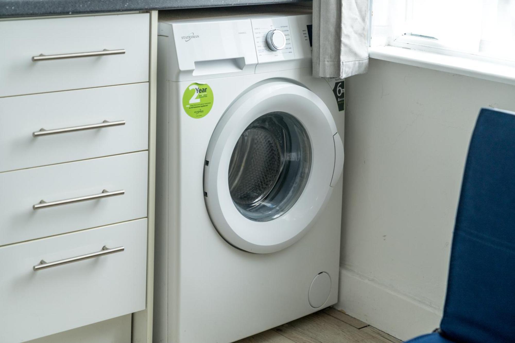 Canning Town 4 Bed Flat Sleeps 7- For Groups, Families And Contractors- With Free Parking *